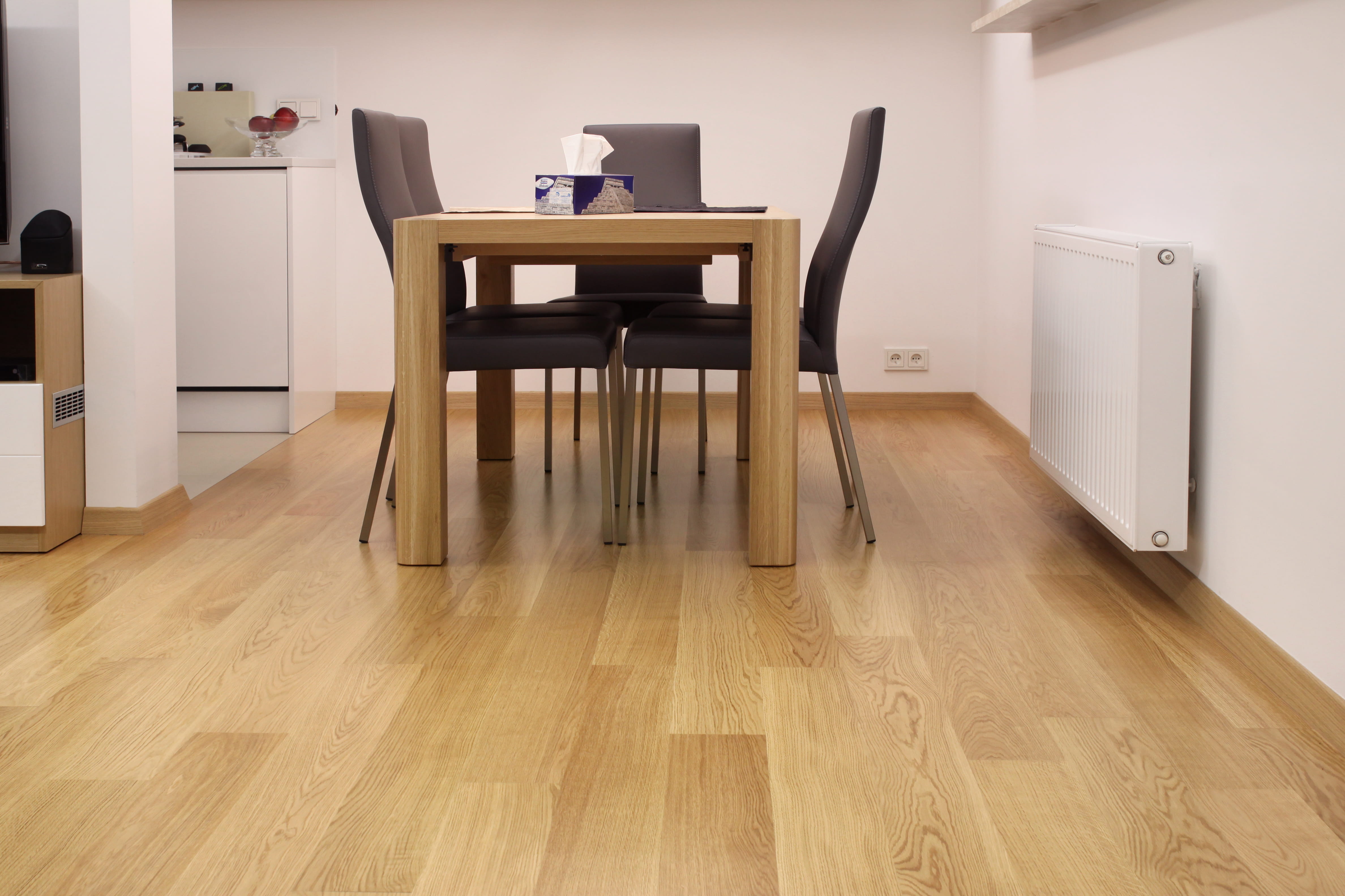 Esszimmer mit Massivholzdielen aus Eiche – helle Eiche